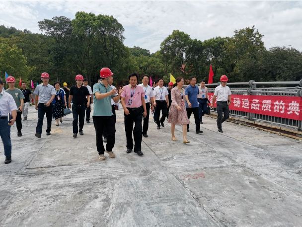 市政要聞 | 湖南工商大學黨委書記陳曉紅院士、長沙市公共工程建設中心總工劉學武帶隊赴湖南工商大學跨桐梓坡路過街天橋項目考察調研